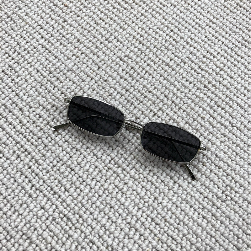 Retro kiçik çərçivəli kvadrat metal eynəklər çərçivəli kişilər üçün günəş eynəkləri, köhnə pul üslubu, qadın günəş eynəyi miyopi dərəcəsi və yüksək səviyyəli hiss ilə təchiz oluna bilər